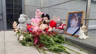 Смерть Алисы: к стоматологии несут цветы и игрушки