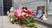 Смерть Алисы: к стоматологии несут цветы и игрушки