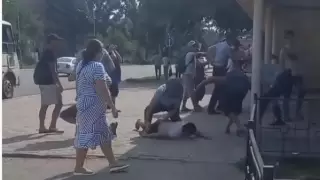 Перепалка в автобусе закончилась массовой дракой в Уральске