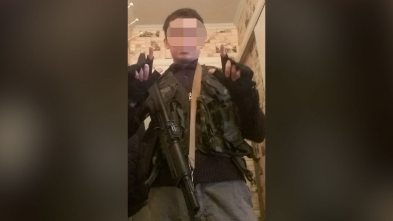 "Завтра будет весело": Астанчанин напугал жителей фото с оружием