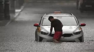 Сильный шторм накрыл Москву: видео очевидцев