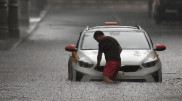 Сильный шторм накрыл Москву: видео очевидцев
