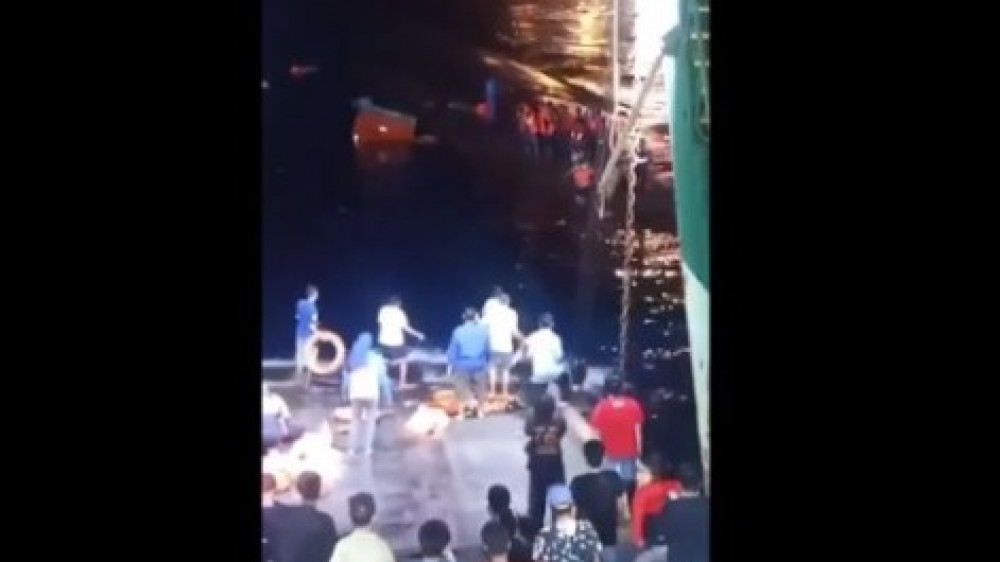 Шесть человек погибли при затоплении пассажирского судна на Бали