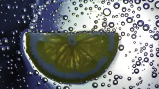 Названа опасность употребления воды с лимоном натощак