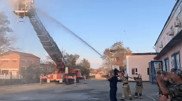 Пожарные в Атырау устроили "мокрые" проводы на пенсию