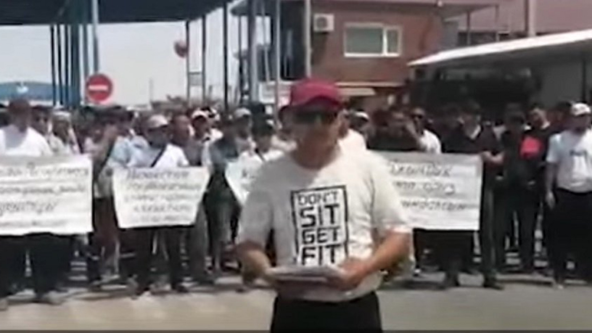 протесты в жезказгане. работники агрокомплекса чурилово. забастовка турок в нижнекамске. тараз забастовка. задержка зарплаты.