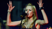 Экс-солистка "Ленинграда" потребовала от Шнурова денег за "Лабутены"