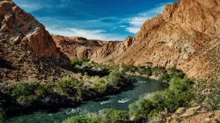 Пытался сделать фото: мужчину унесло течением реки Чарын