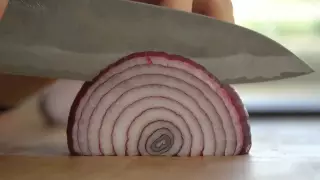 Блогер показал простой способ нарезать лук без слез