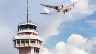 Регулировщица в аэропорту раскрыла секреты сигналов световыми жезлами