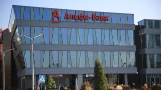 S&P Global Ratings повысило прогноз рейтинга Альфа-Банка на "Позитивный"
