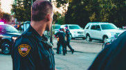 Необычный способ защититься от нежелательной съемки придумали полицейские в США