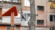 Полицейский через балкон проник в квартиру ради спасения ребенка в Павлодаре