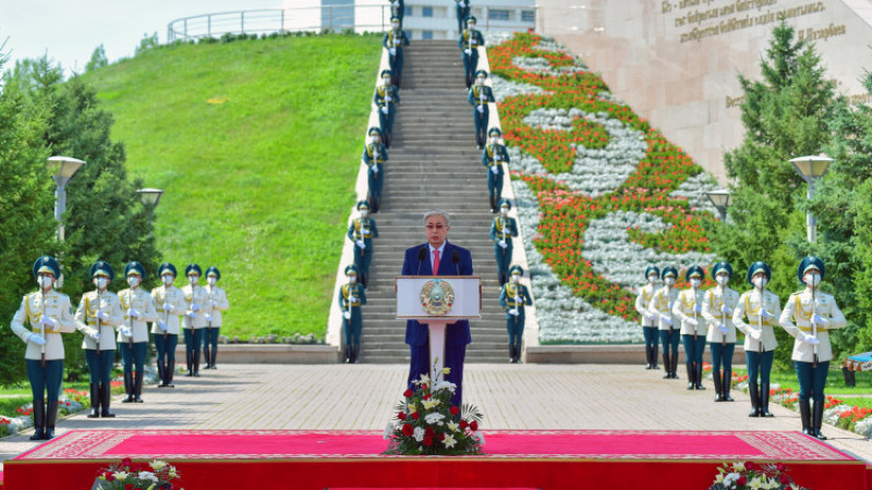 Токаев принял участие в церемонии поднятия флага Казахстана