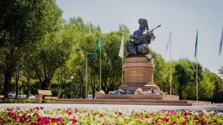 Памятник Дине Нурпеисовой в Нур-Султане. Фото akorda.kz