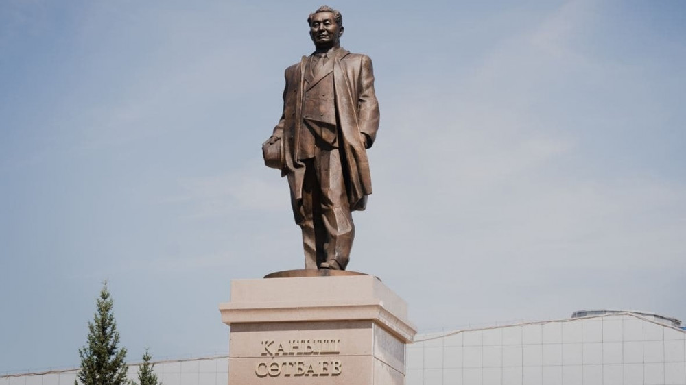 В Нур-Султане возвели памятник Канышу Сатпаеву