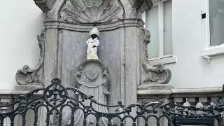 На "Писающего мальчика" надели казахский чапан в Брюсселе