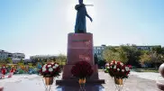 Аким Атырауской области возложил цветы к памятнику Курмангазы