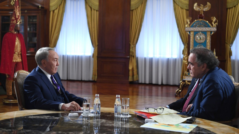 Нурсултан Назарбаев и Оливер Стоун во время интервью. Фото пресс-службы Елбасы