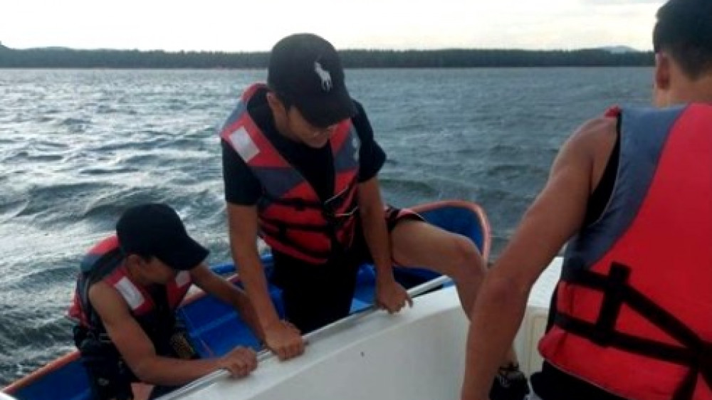 19 туристов унесло ветром на озере Бурабай