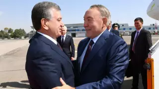 Назарбаев поговорил с Мирзиеевым по телефону