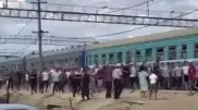 Толпа людей с криками бежала за движущимся поездом в Атырауской области