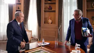 Назарбаева спросили о культе личности