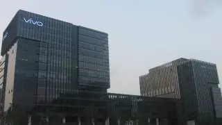 Китайская компания запатентовала смартфон со встроенным дроном