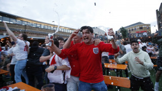 Болельщики сборной Англии радуются победе над командой Украины / REUTERS