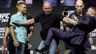 "Будешь бегать как собака". Макгрегор устроил шоу на пресс-конференции с Порье