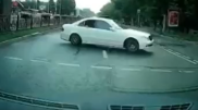 Дрифт в Алматы: Mercedes врезался в припаркованное авто