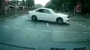 Дрифт в Алматы: Mercedes врезался в припаркованное авто