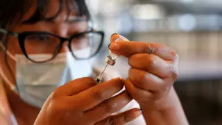 Франция и Греция вводят обязательную вакцинацию от COVID-19 для медиков