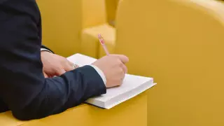 Могут ли казахстанцев уволить за отказ от вакцинации