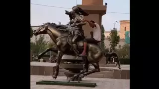 Мужчина забрался на скульптуру в центре Атырау и повалил ее