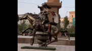 Мужчина забрался на скульптуру в центре Атырау и повалил ее