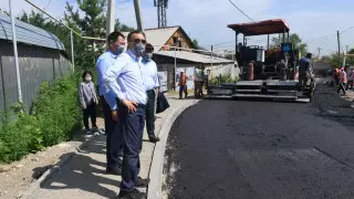 Сагинтаев ознакомился с работой по строительству дорог в Медеуском районе