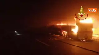 Водитель в Италии спас 25 детей из загоревшегося автобуса