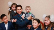 "Бәріне бірдей қараймын" - анасынан айырылған төрт баланы асырап алған полицей