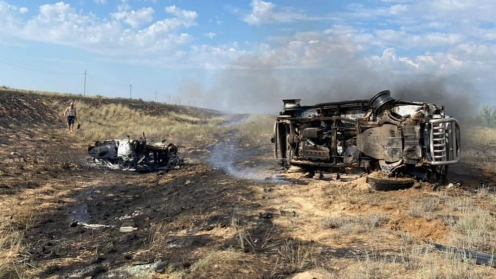 Два авто загорелись после ДТП на трассе в Актюбинской области