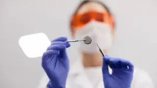 Женщина проникла в клинику и вырвала пациенту 13 зубов