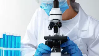 Хирургический клей для остановки кровотечения создали ученые