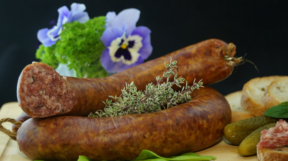 Сахар, сыры, колбасы - какие продукты зависят от импорта в Казахстане