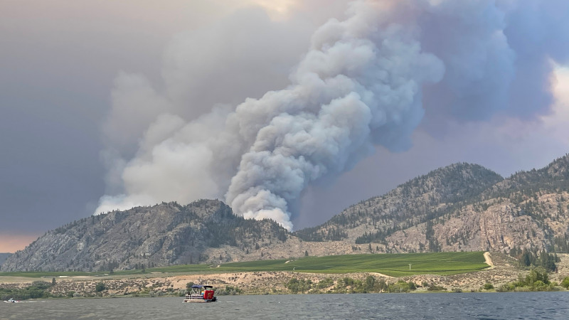 Клубы дыма от лесного пожара в Британской Колумбии, Канада. Фото: REUTERS