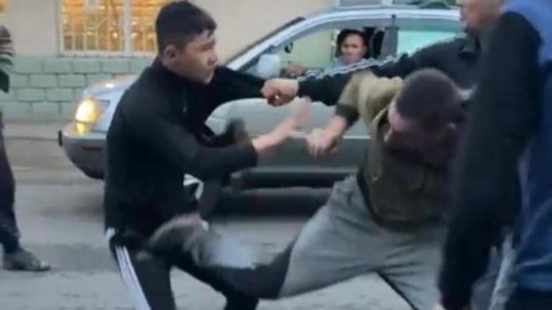 В Караганде двое подвыпивших мужчин напали на подростка и ранили его ножом