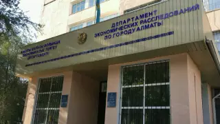 Суицид под окнами ДЭР в Алматы: следователь получил 2 года колонии