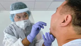 Новую мутацию коронавируса обнаружили врачи в Великобритании