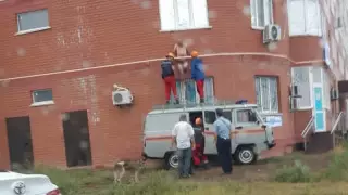 Мужчина в трусах застрял между трубой и домом в Уральске