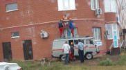 Мужчина в трусах застрял между трубой и домом в Уральске