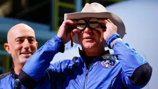 Безос предложил отправить все вредные производства с Земли в космос